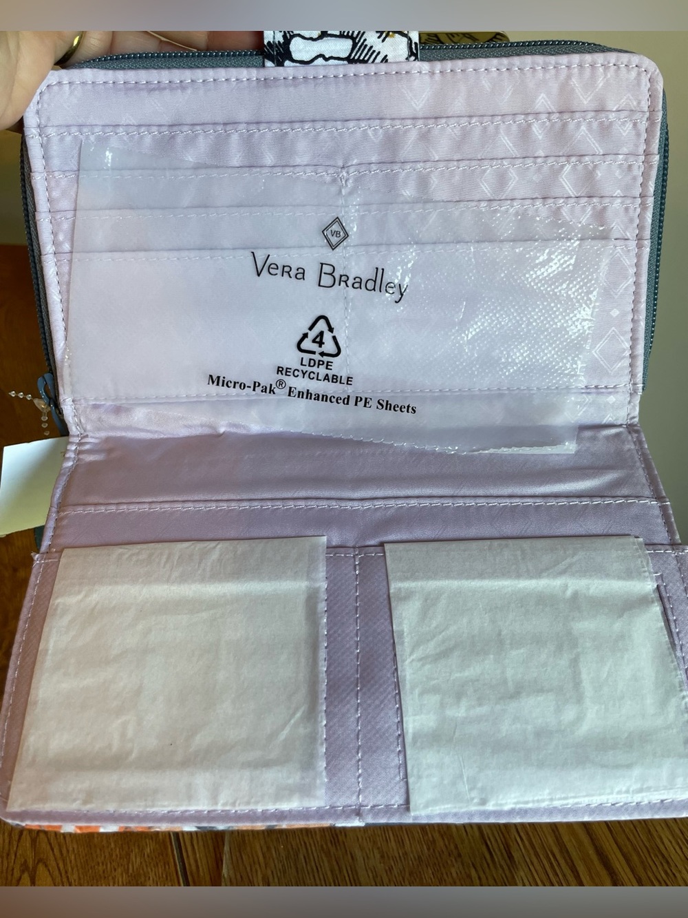 Vera Bradley Palm Floral Quilted Wallet in Pastel. Turnlock Closure, RFID, NWT - Picture 2 of 2